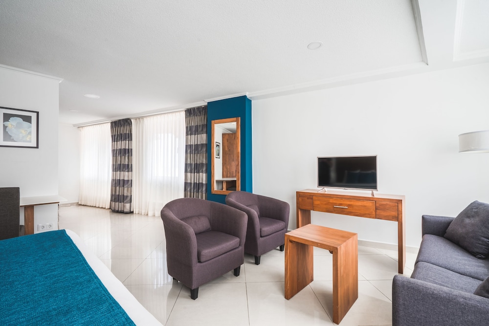 Junior Suite, 1 King Bed with Sofa bed, Kitchenette photo 2