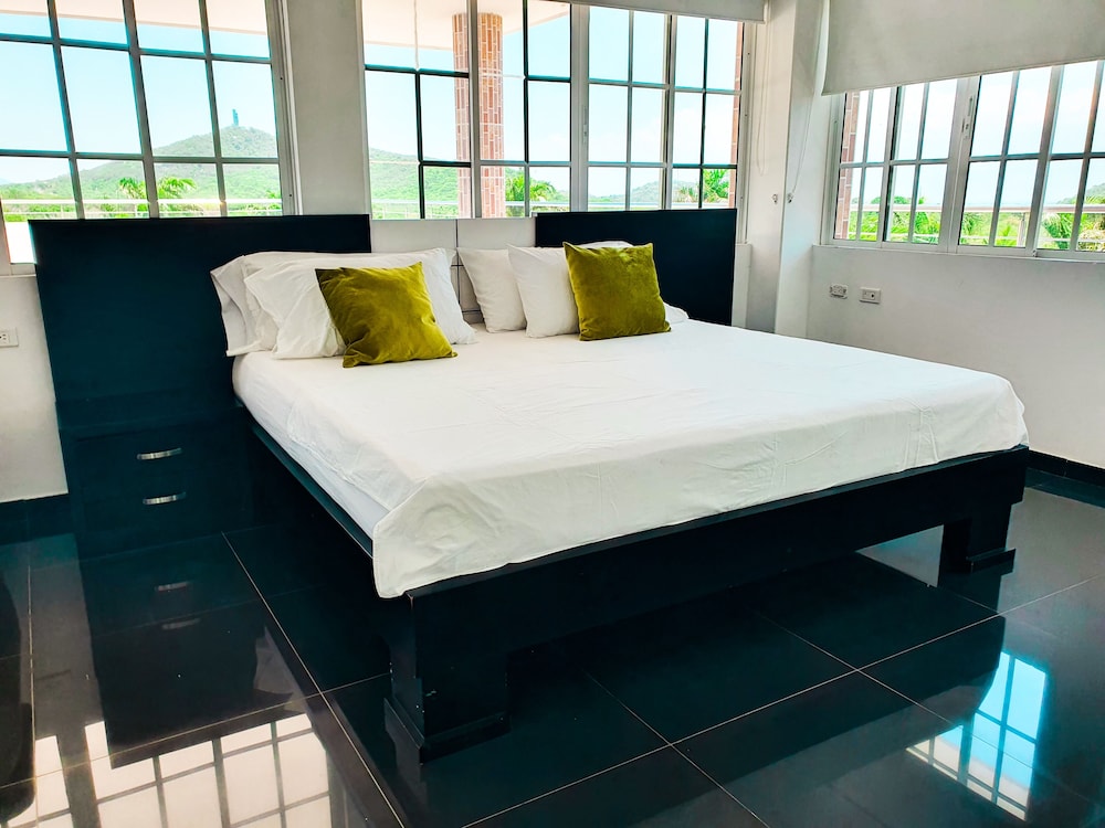 Deluxe Suite, 1 King Bed, Mountain View photo 1