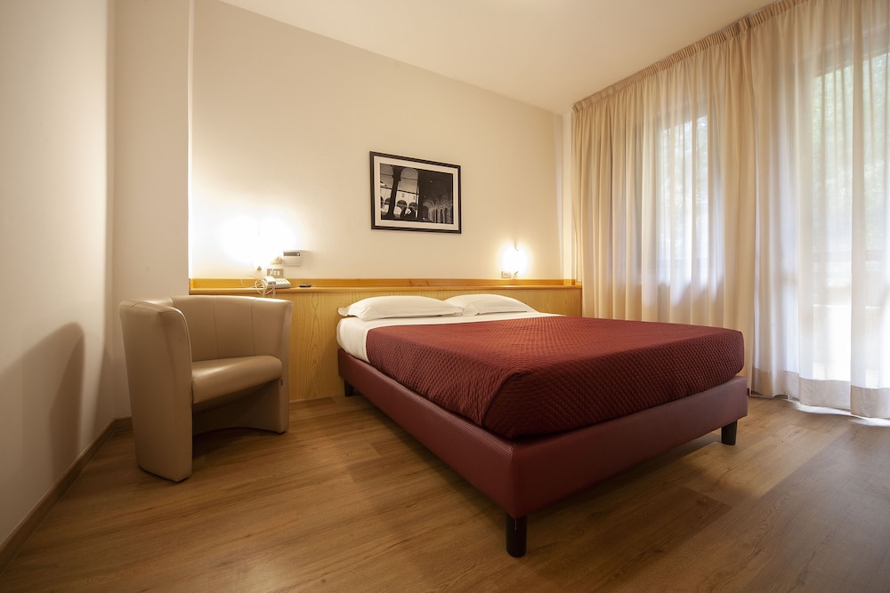 Twin Room with extra bed - Photo 9