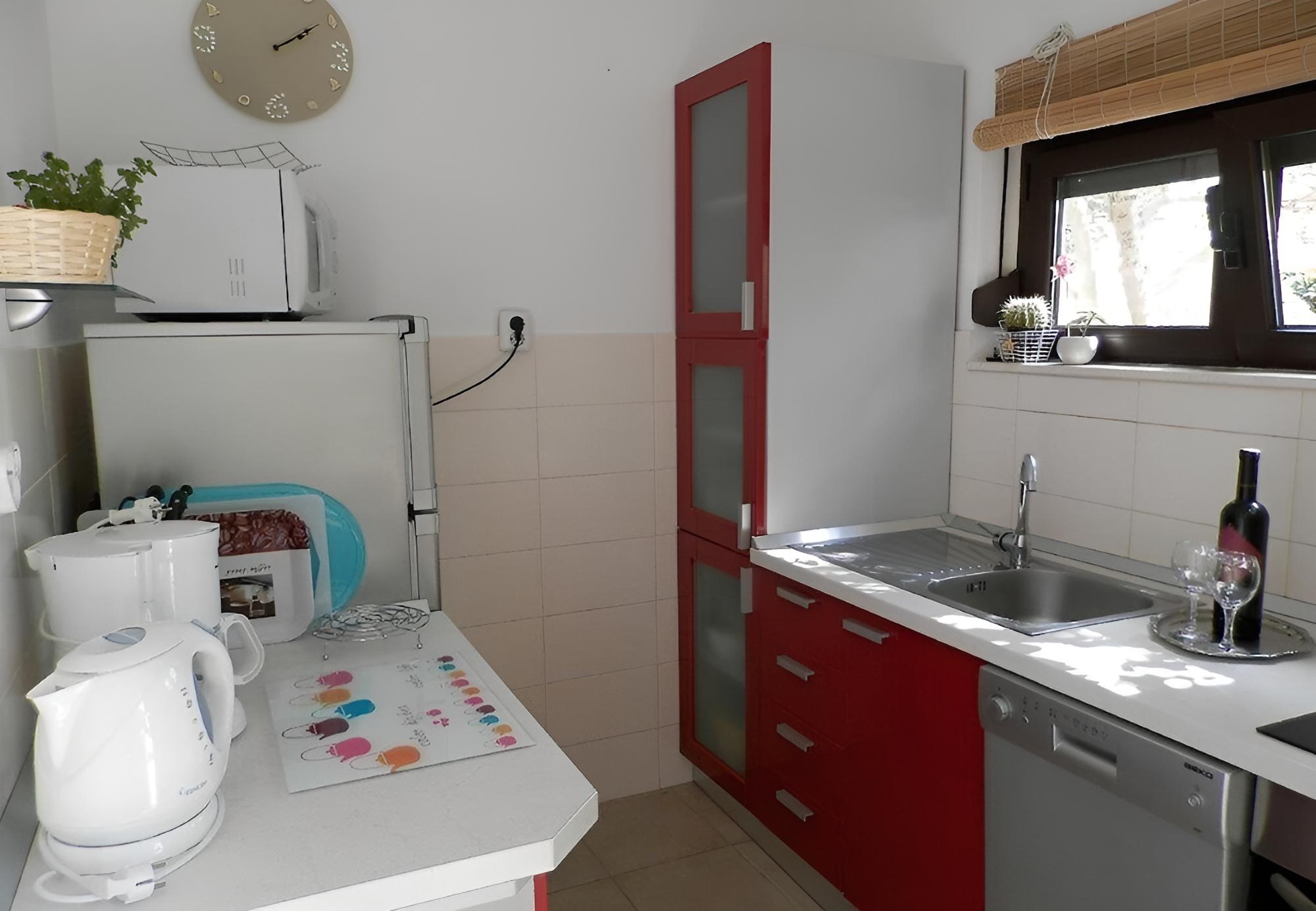 House (Igor -10 m from beach - H(5))