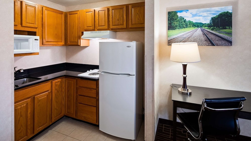 Suite, 1 King Bed, Non Smoking, Refrigerator & Microwave (Living Room;With Sofabed) - Photo 3