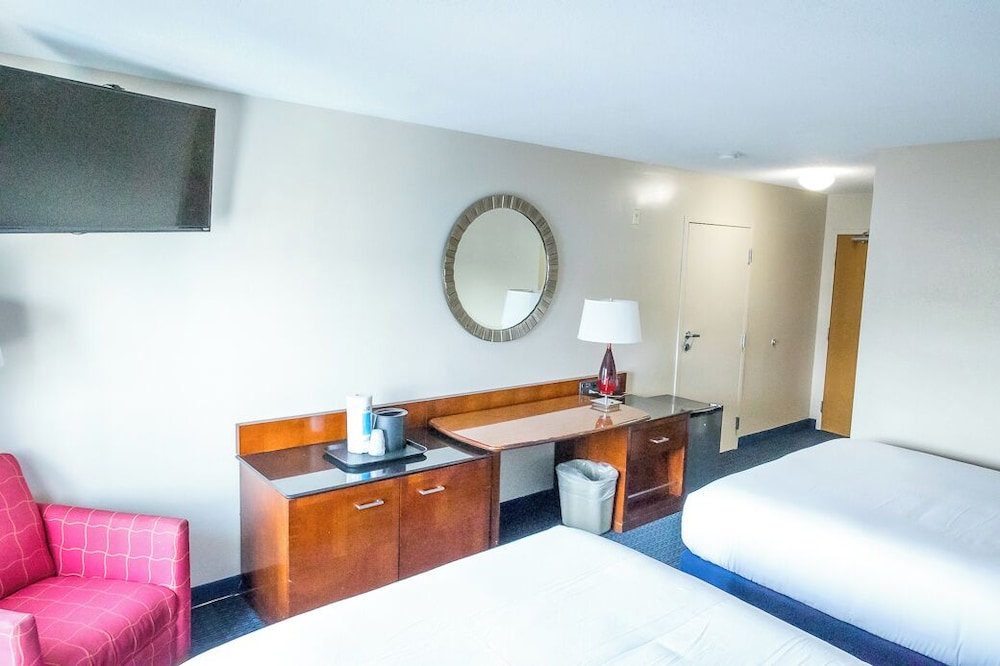 Standard Room, 2 Queen Beds, Balcony, Pool View photo 3
