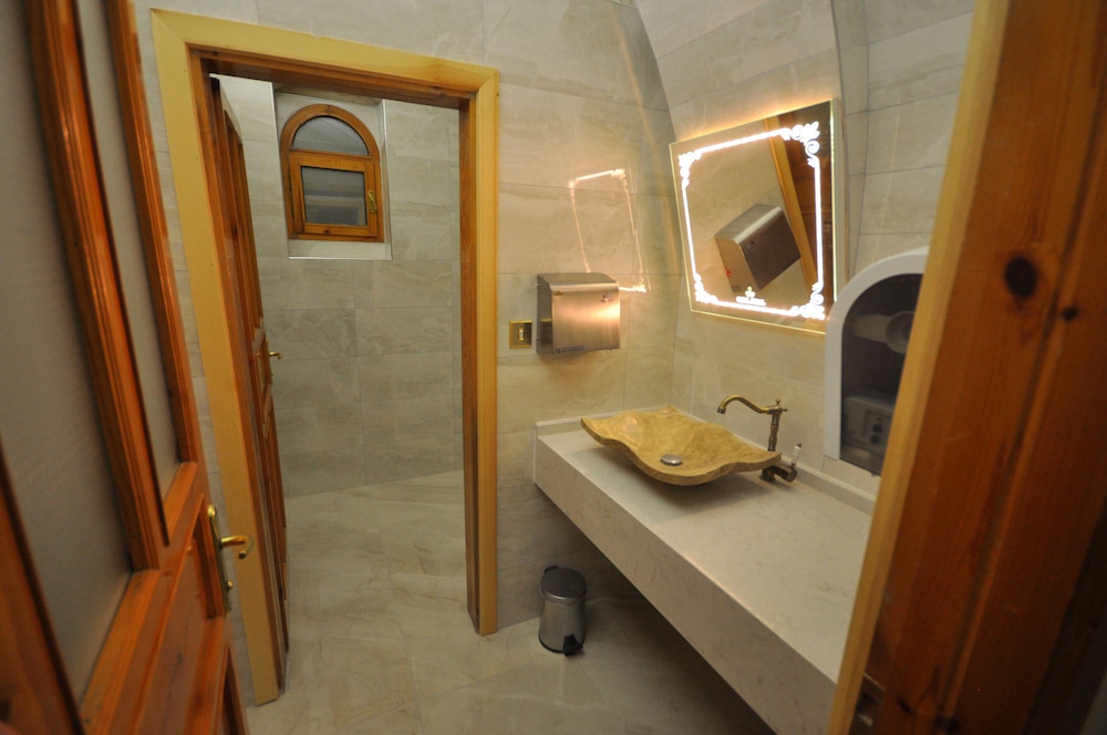 Deluxe Triple Room, 3 Twin Beds, City View photo 2
