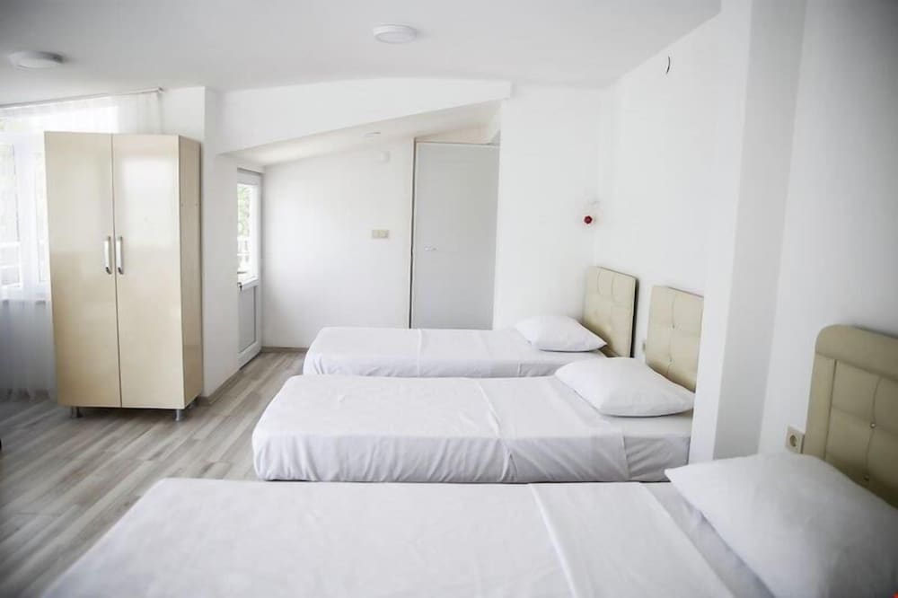 Family Room, Multiple Beds photo 3