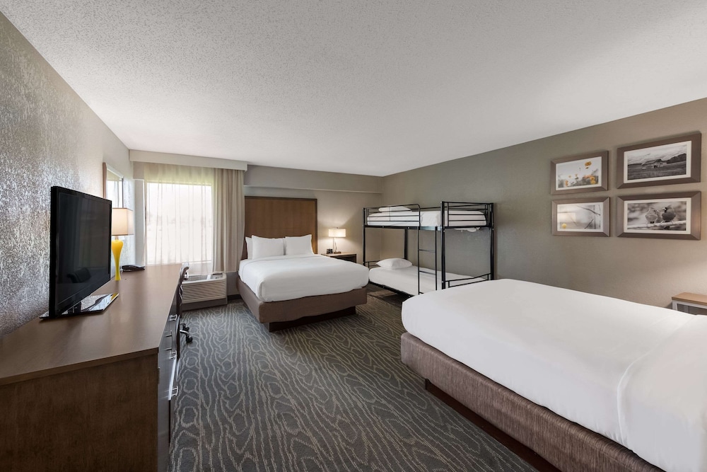 Suite, 2 Queen Beds, Non Smoking photo 3