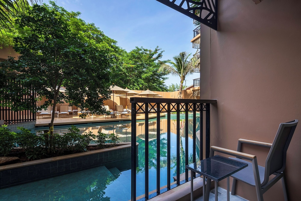 Deluxe Room, 1 King Bed, Pool Access - Photo 6
