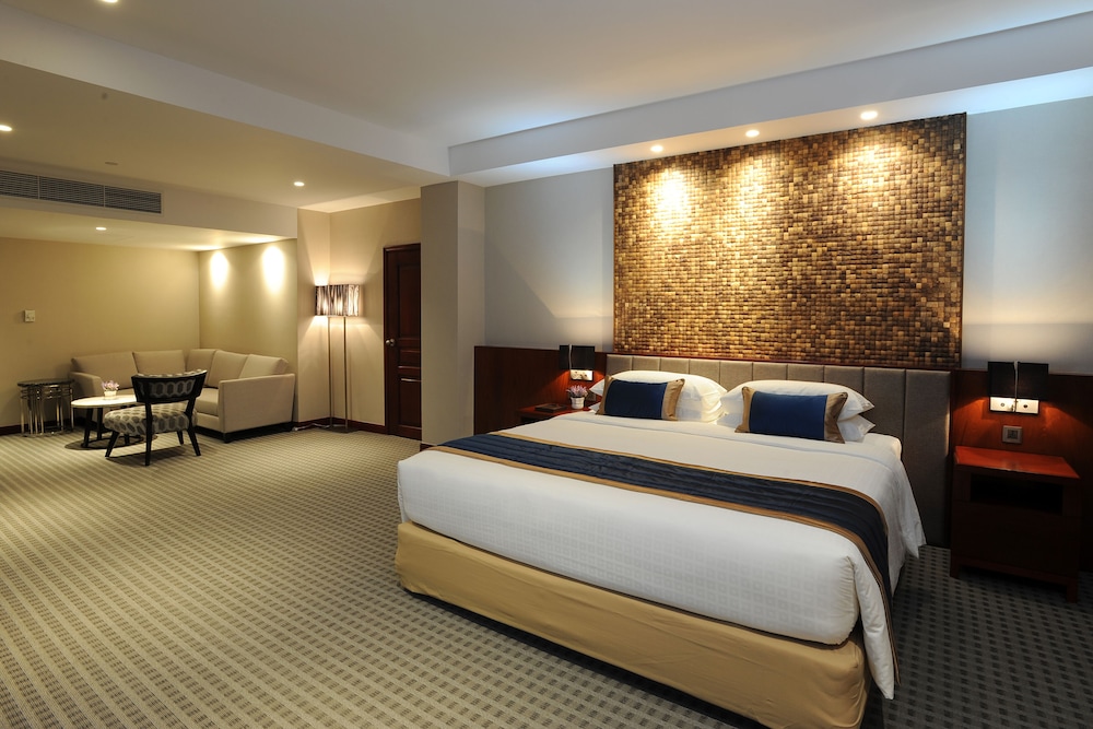Premier Corner Suite - Photo 6