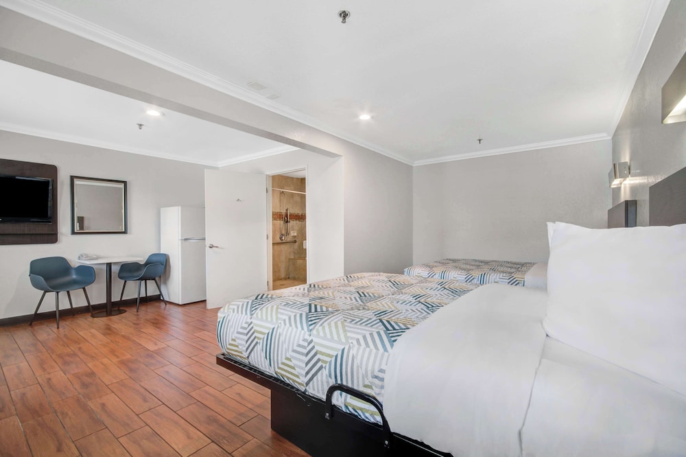 Deluxe Room, 2 Queen Beds, Non Smoking photo 3