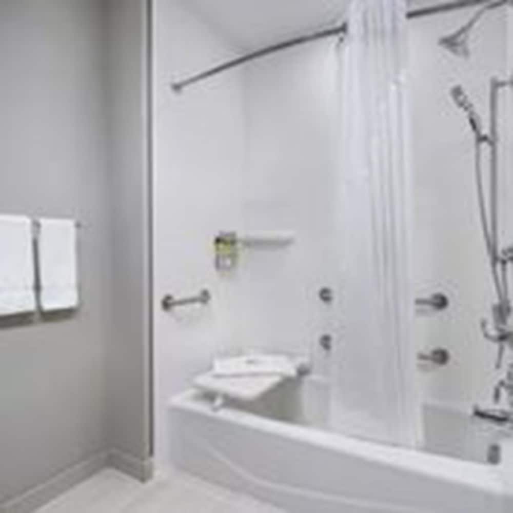 Suite, 1 King Bed, Accessible (Communications) - Photo 5
