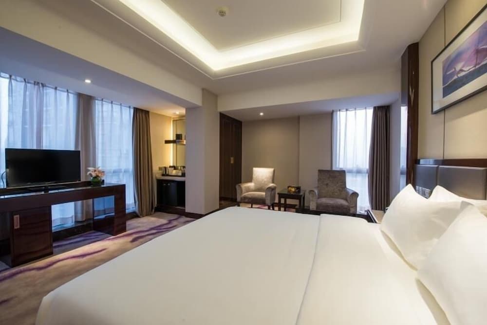 Superior Room, 1 King Bed photo 3