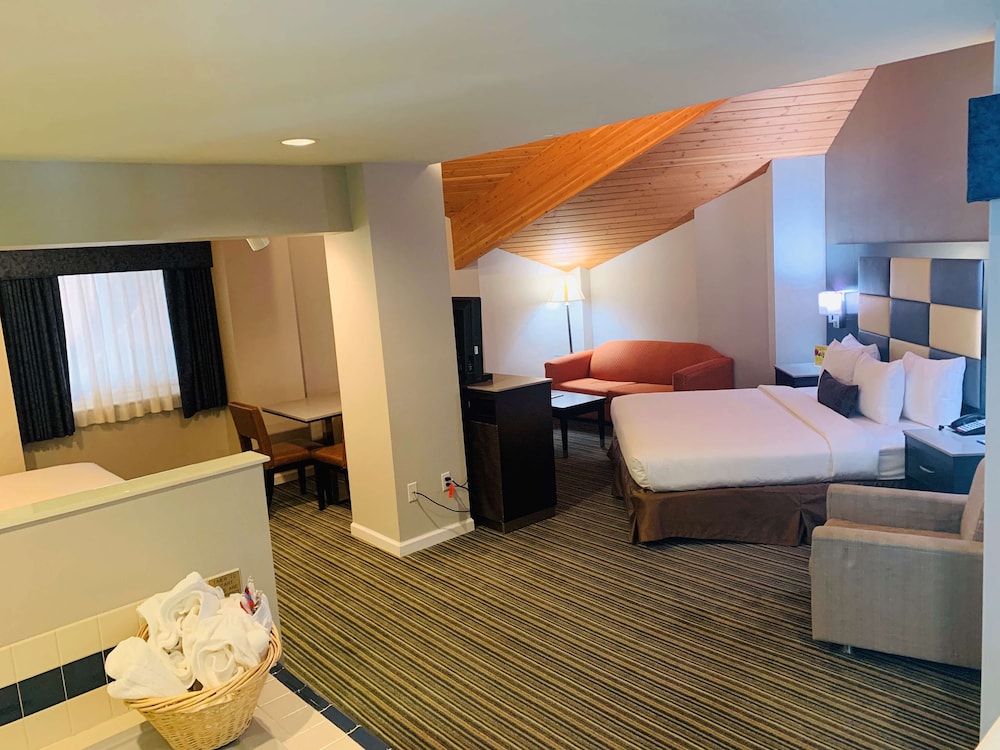 Suite, Multiple Beds, Balcony, Pool View (with Sofabed) photo 1