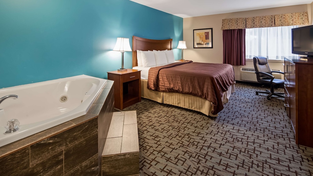 Standard Room, 1 King Bed, Non Smoking, Jetted Tub - Photo 2