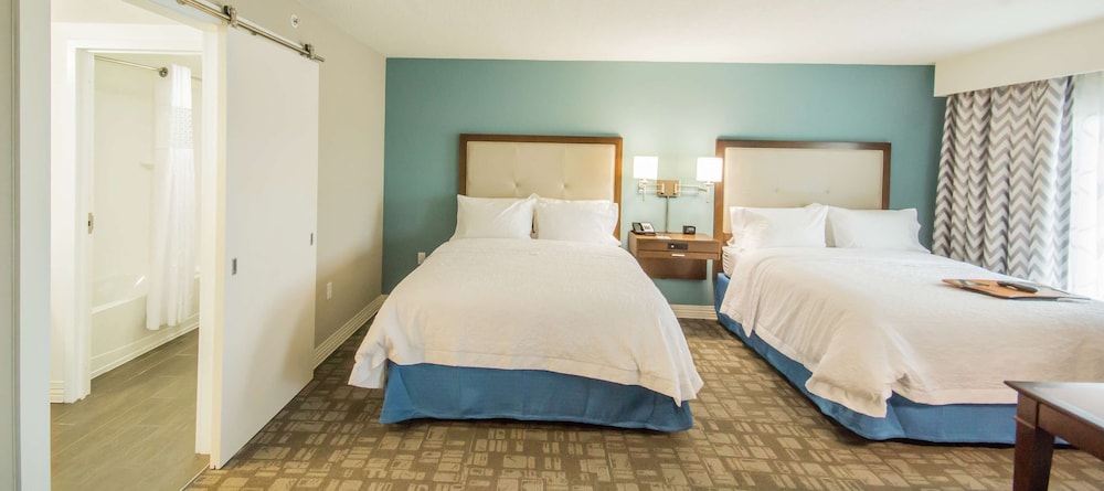 Queen Room with Two Queen Beds - Hearing Access/Non-Smoking thumbnail 5