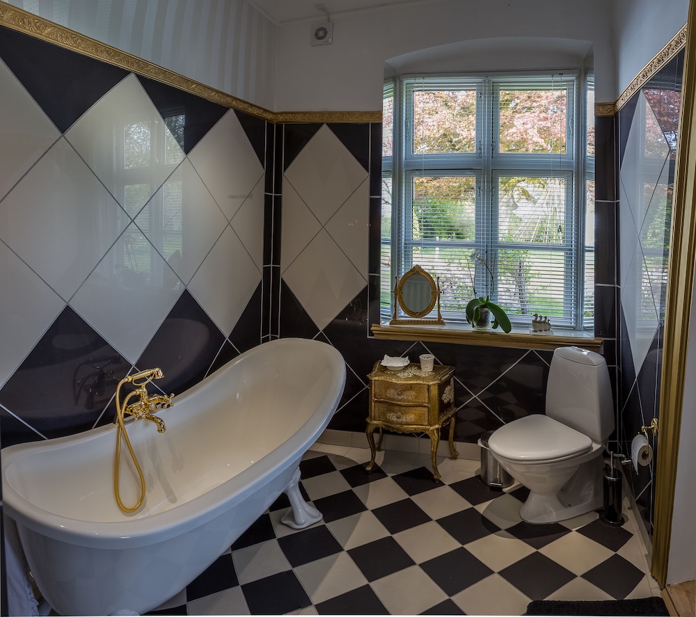 Romantic Suite, 1 King Bed, Bathtub, Partial Ocean View photo 3