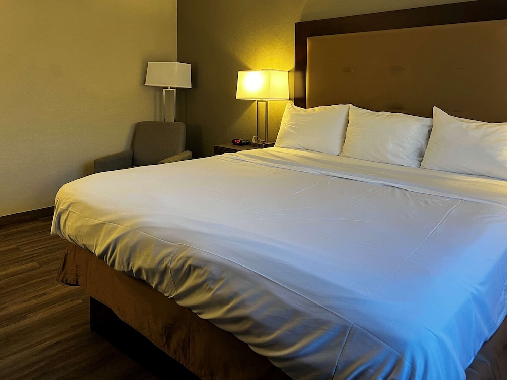 Standard Room, 1 King Bed, Non Smoking - Photo 2