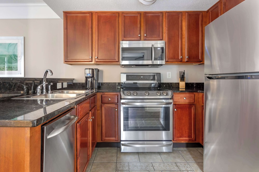 2 Bedroom, 1 King & 2 Double Oceanfront Suite - Photo 5