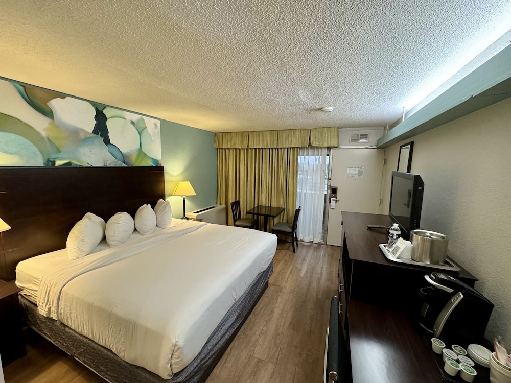 Deluxe Room, 1 King Bed, Non Smoking - Photo 2