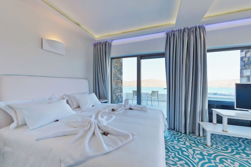 Standard Double Room, Sea View thumbnail 6