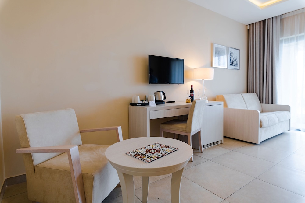 Junior Suite, Balcony (Deluxe) - Photo 4