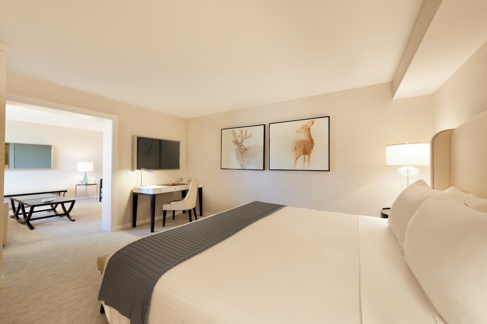 Junior Suite, 1 King Bed (Club Level) - Photo 3