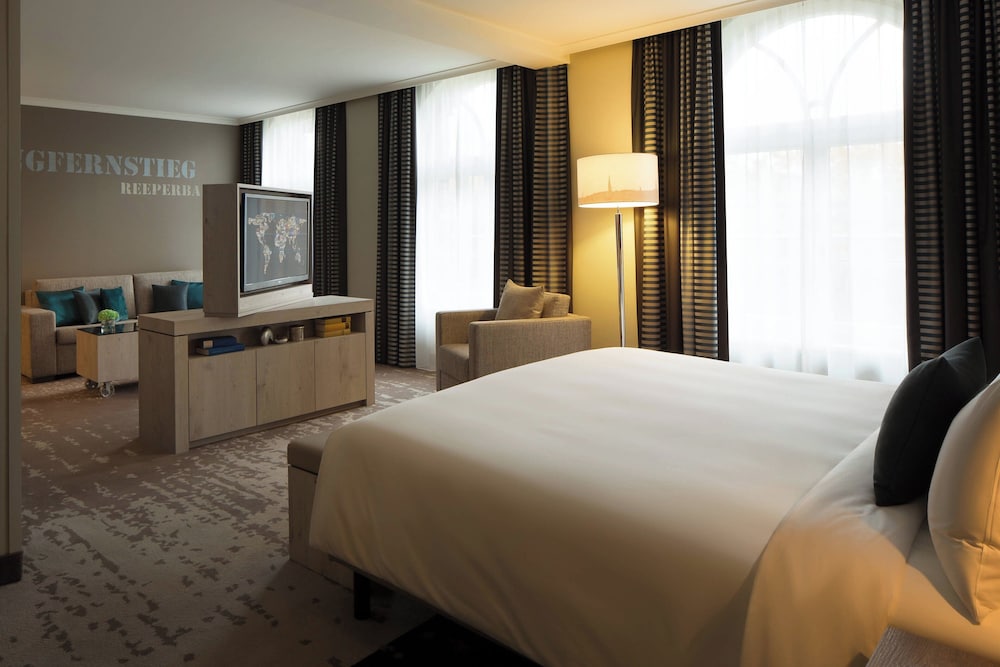 Studio Suite, 1 King Bed with Sofa bed