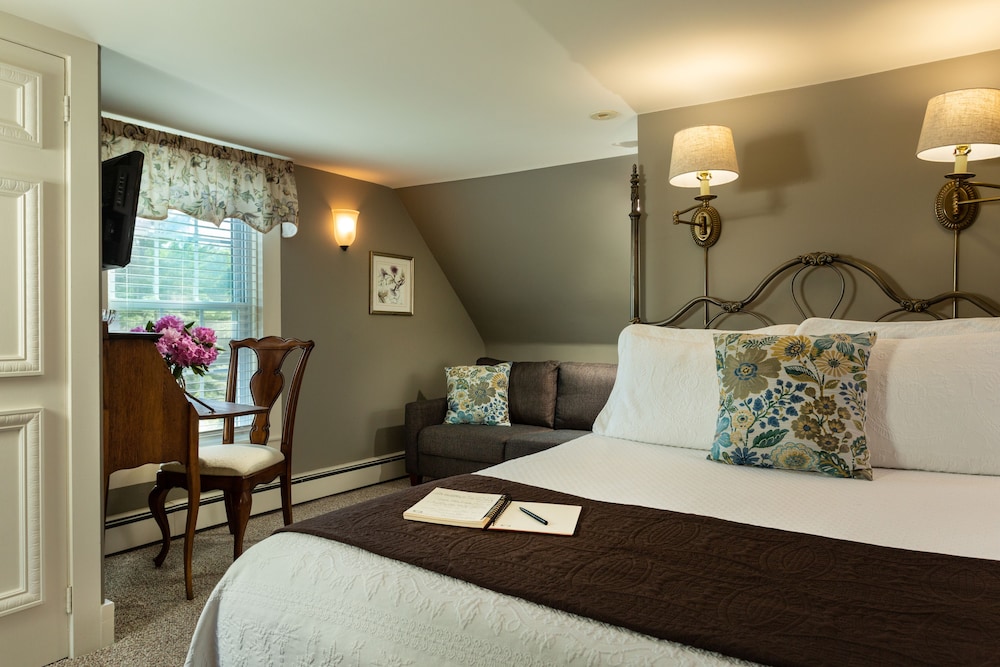 Room 12 - Jr. Suite