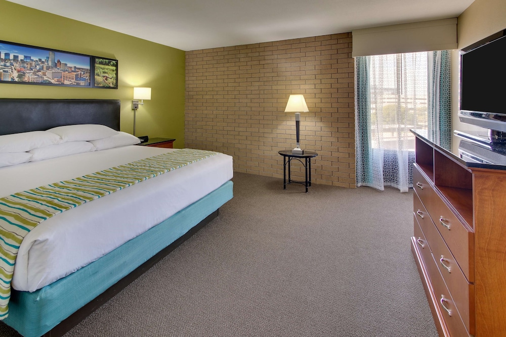 Deluxe Room, 1 King Bed, Refrigerator & Microwave