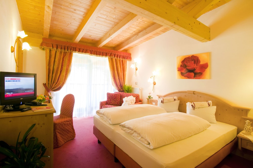 Double or Twin Room, Balcony, Mountain View photo 1