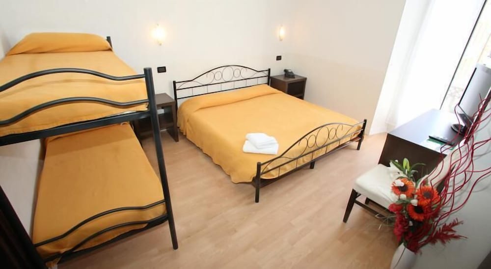 Quadruple Room - Photo 9