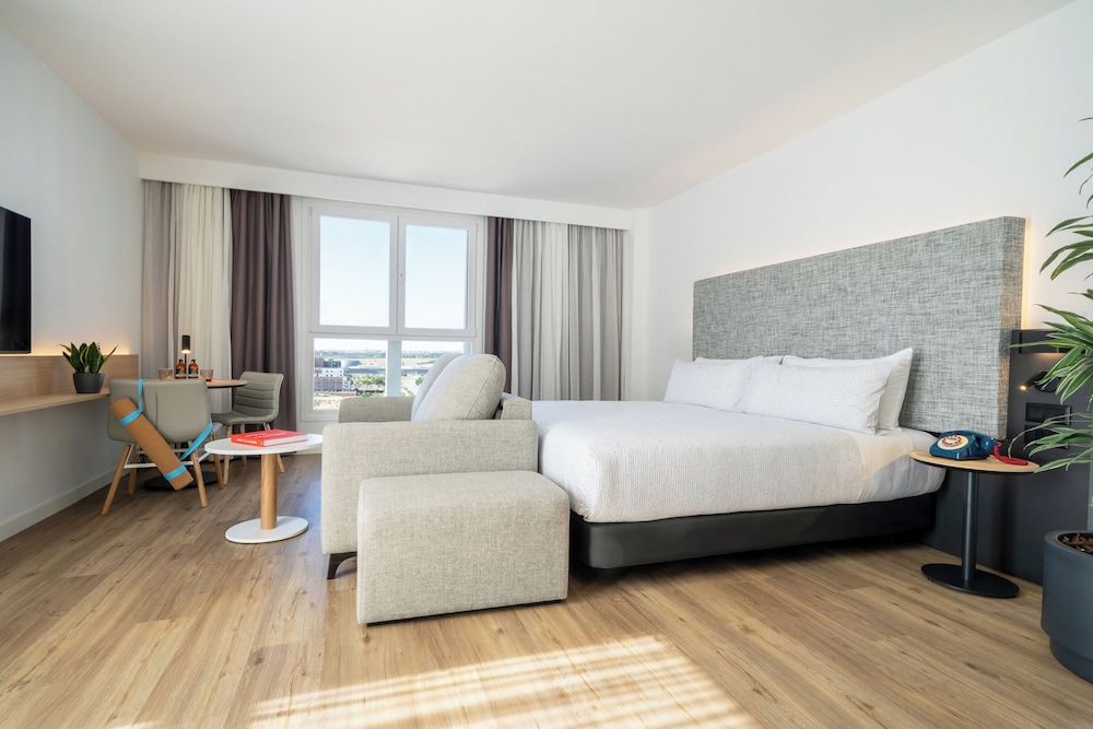 Room (The Loft (2+2))