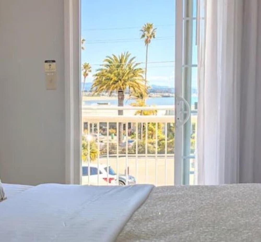 Standard Room, 1 King Bed, Non Smoking, Ocean View