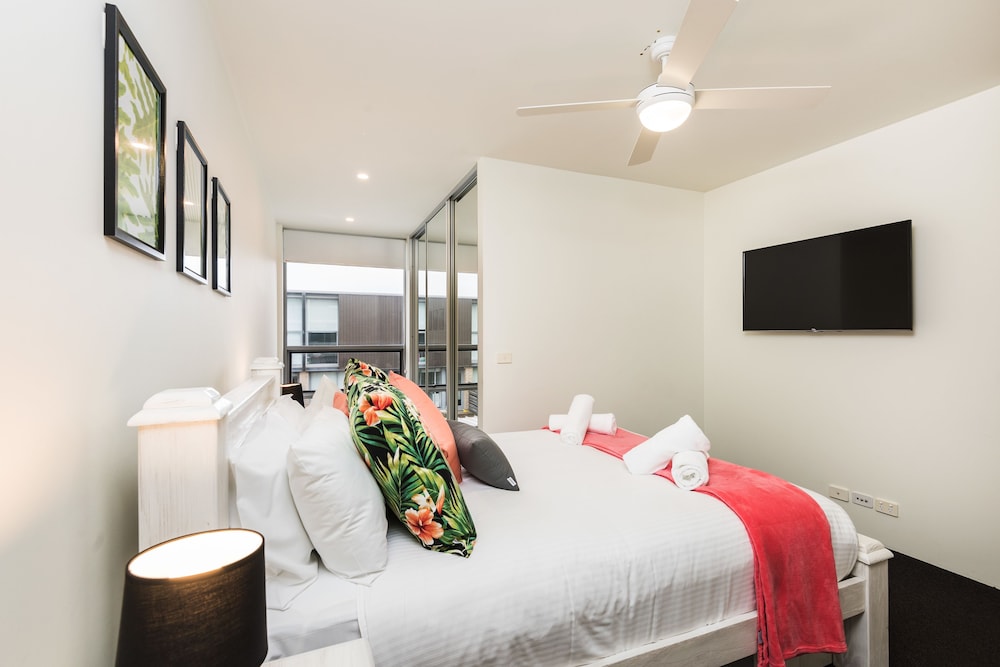 Three Bedroom Poolside Townhouse - Photo 12