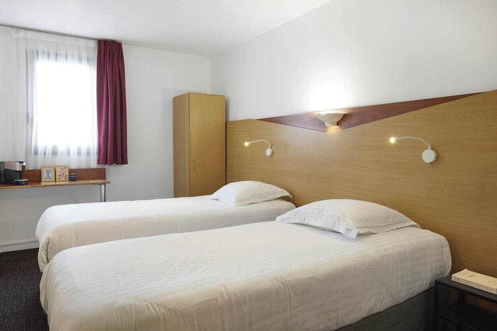 Standard Twin Room - Photo 6