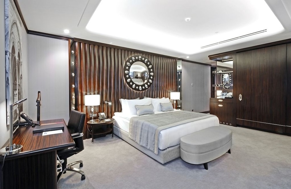 Premium Room, 1 King Bed, Smoking, Club Lounge Access (High Floor) thumbnail 5