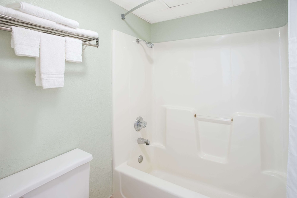 Upgraded, Deluxe Room, 2 Queen Beds, Non Smoking photo 3