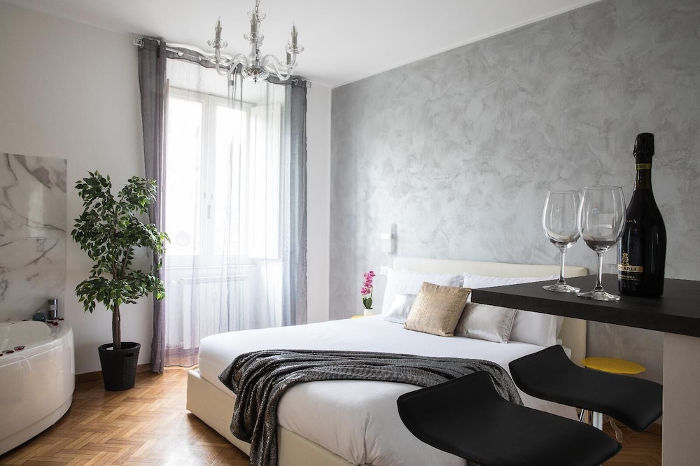 Luxury Suite, Jetted Tub