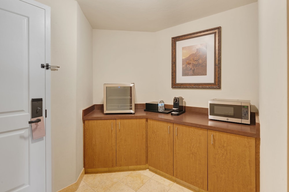Signature Suite, 1 King Bed - Photo 2