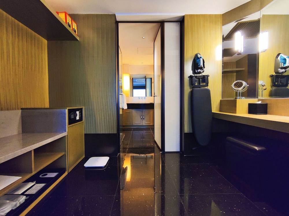 Signature Suite, 1 King Bed, City View photo 3