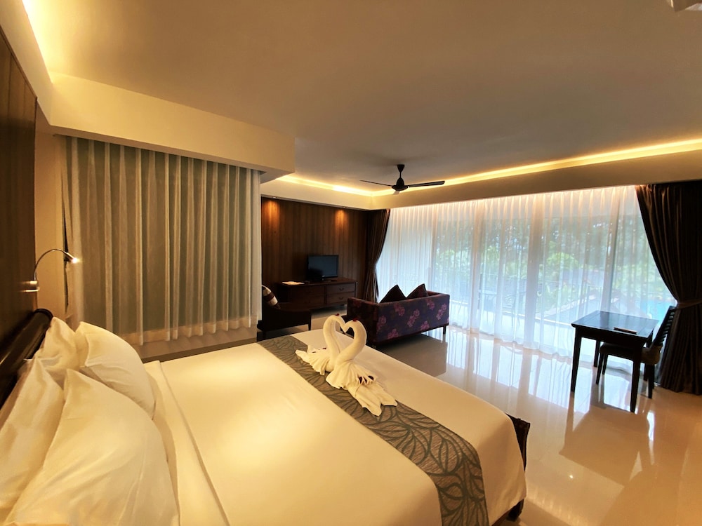 Executive Deluxe Room With Pool View - Photo 5