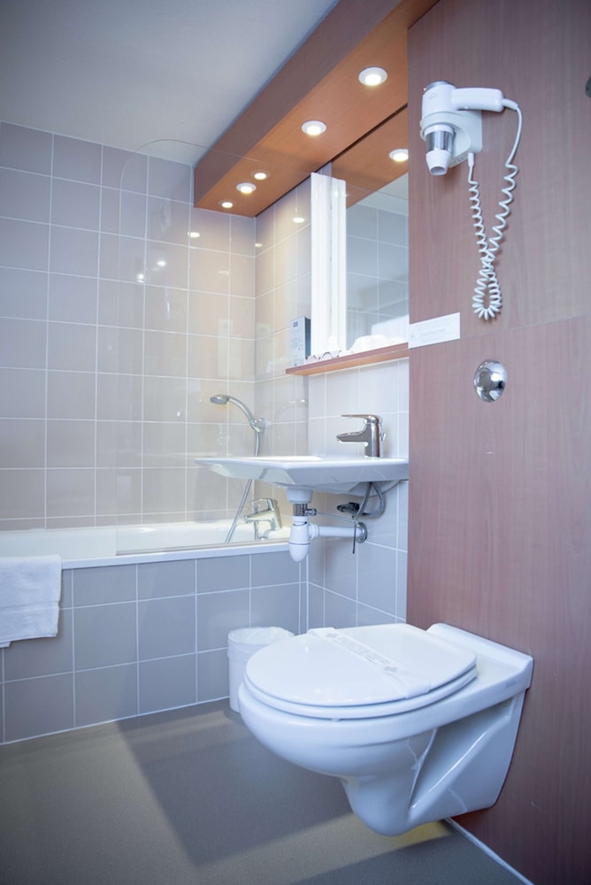 Standard Room, 3 Twin Beds - Photo 8