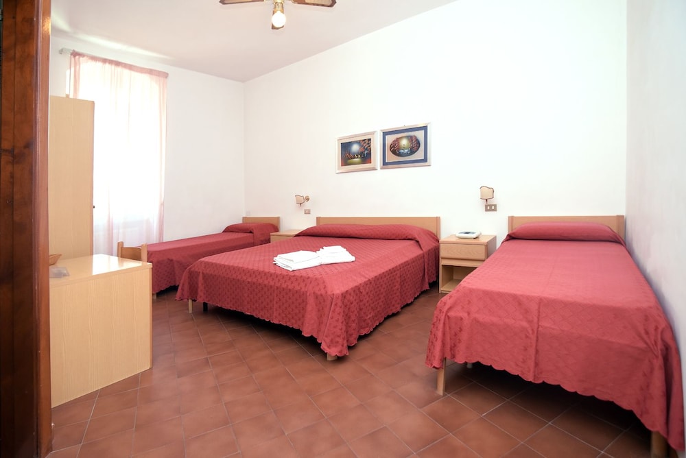 Economy Quadruple Room, 1 Bedroom, Ensuite photo 1
