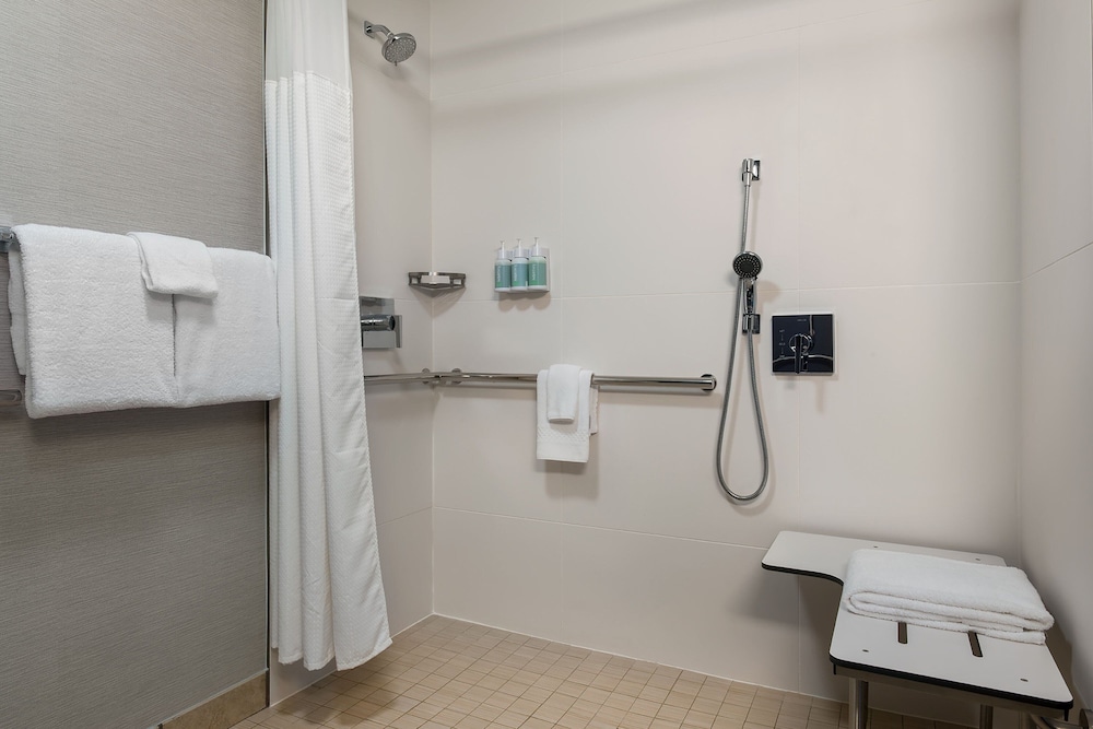 Room, 2 Double Beds (Mobility/Hearing Access, Roll-In Shwr) photo 3
