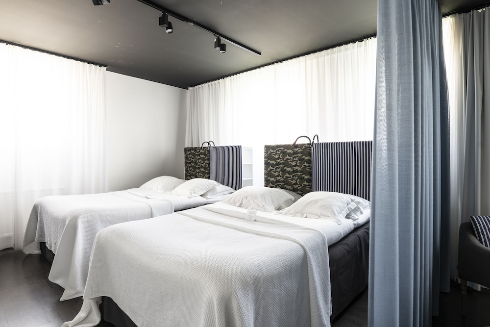 XL Twin - One room suite, 1-4 people (two double beds of 140 cm each) photo 1