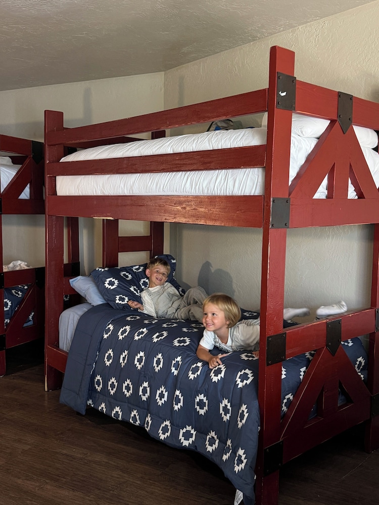 Family Suite, 1 King Bed, Kitchen, Courtyard View photo 3
