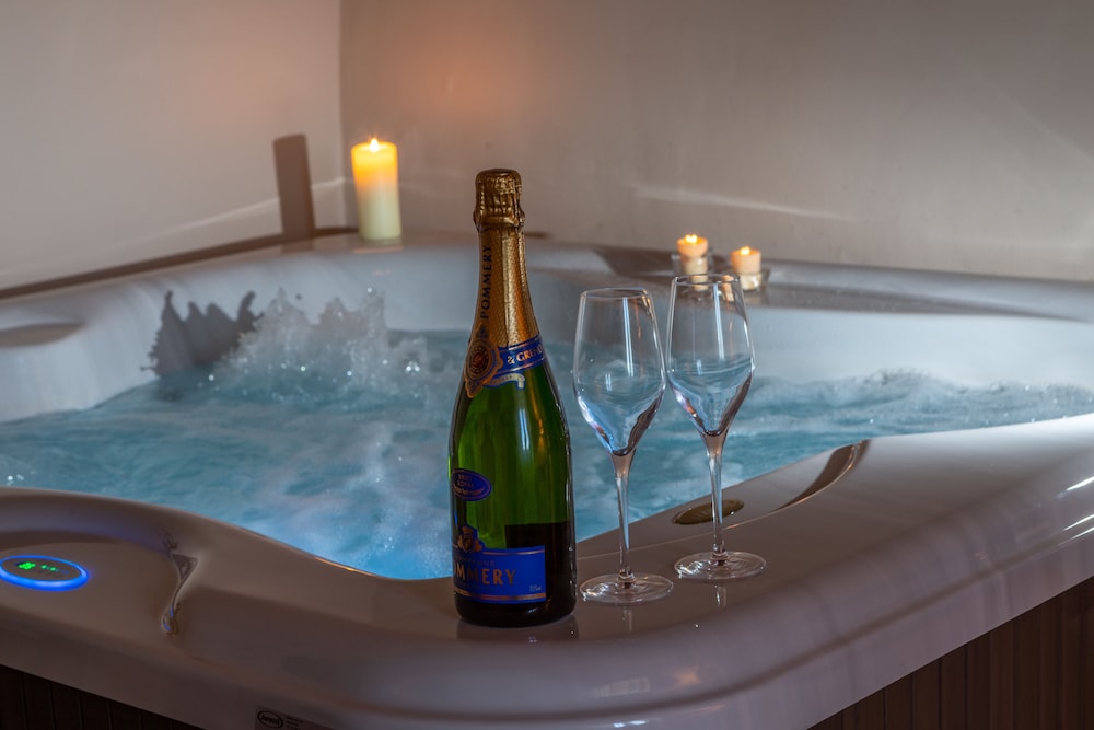 Royal Suite, Hot Tub - Photo 1