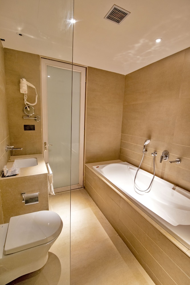 Executive Room - Photo 11