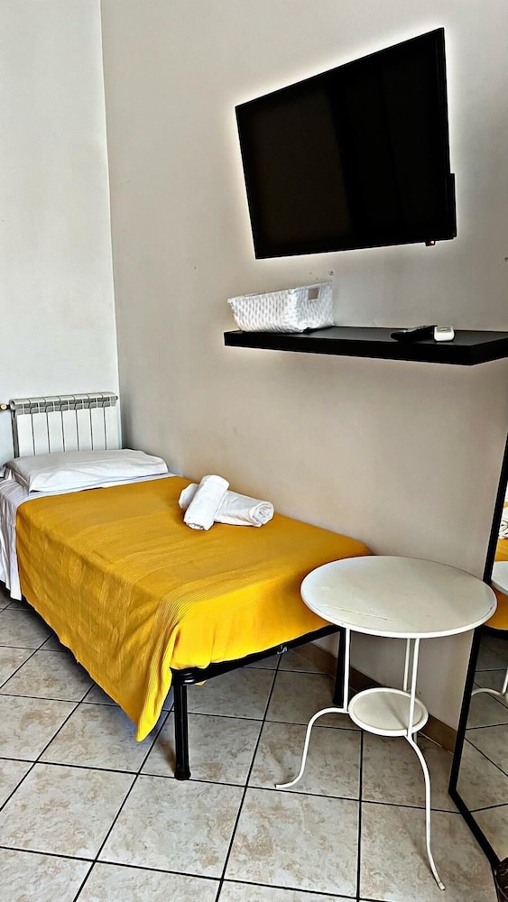 Quadruple room ensuite 3°floor no lift photo 2