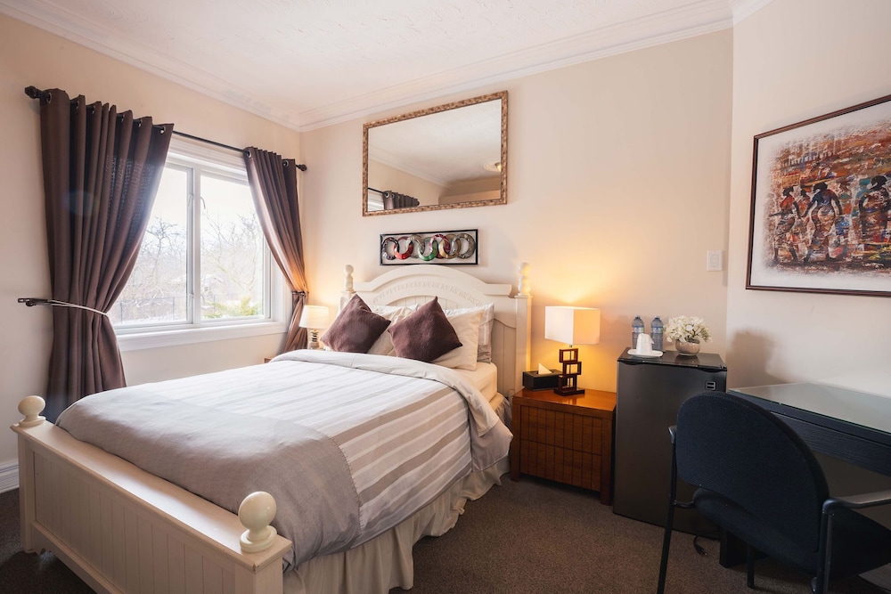 Double Room, Ensuite, Pool View (Main Floor) photo 1