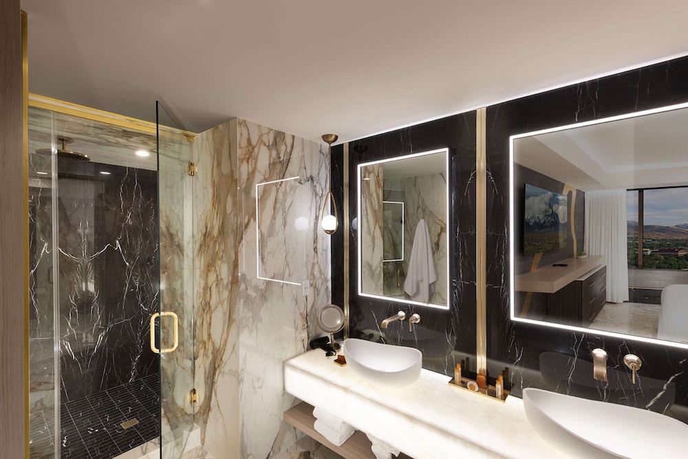 Luxury Suite, 1 King Bed, Non Smoking, Jetted Tub (Separate Living Room) - Photo 4