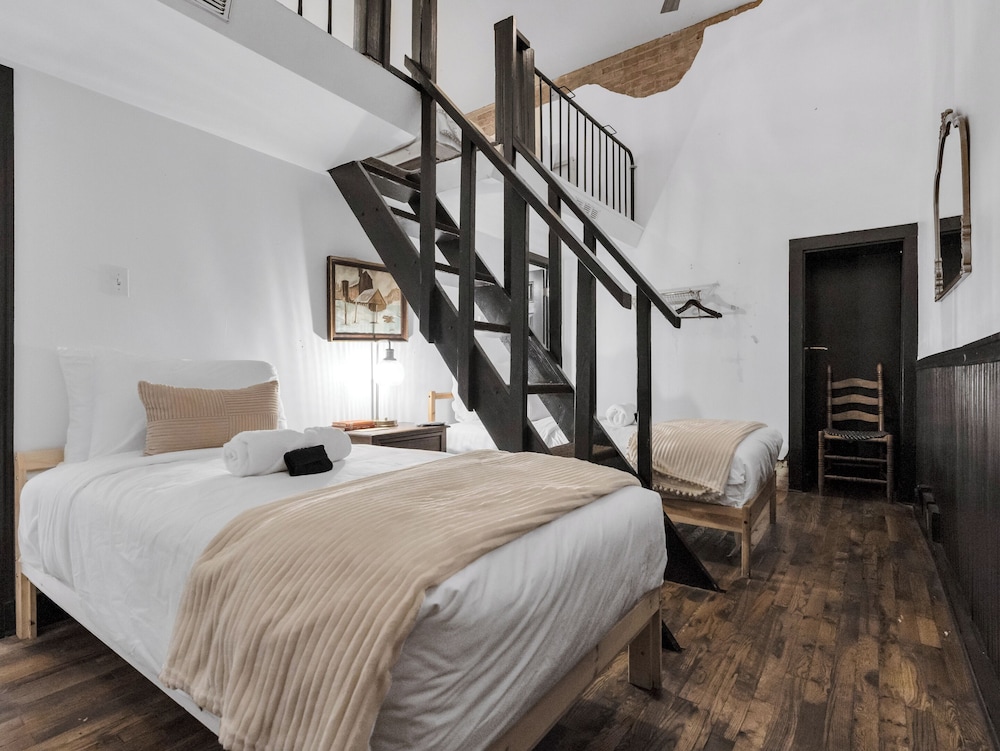 Room 18, The Large Loft, A queen Bed and Four Twins with Two Bathrooms photo 1